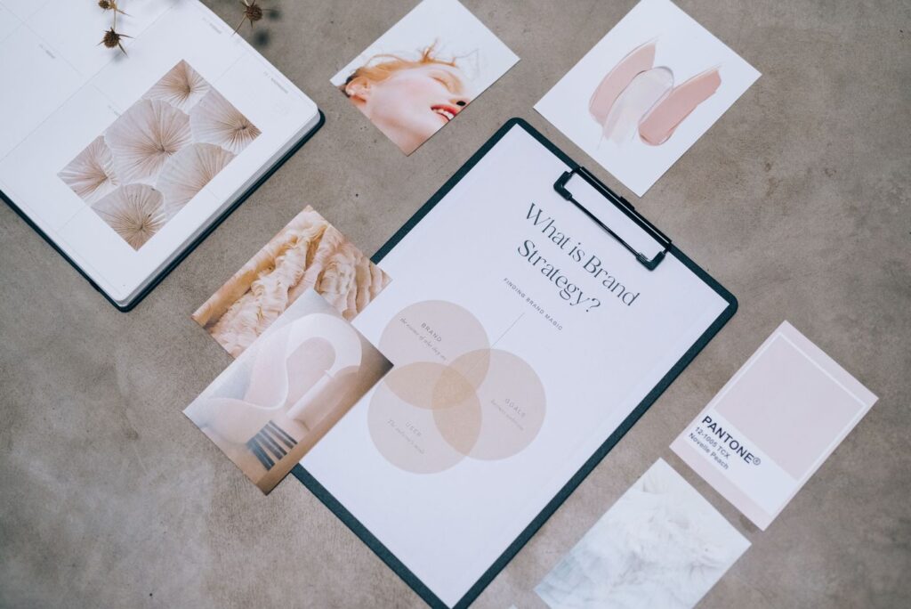 Materiais de branding e paleta de cores sobre uma mesa