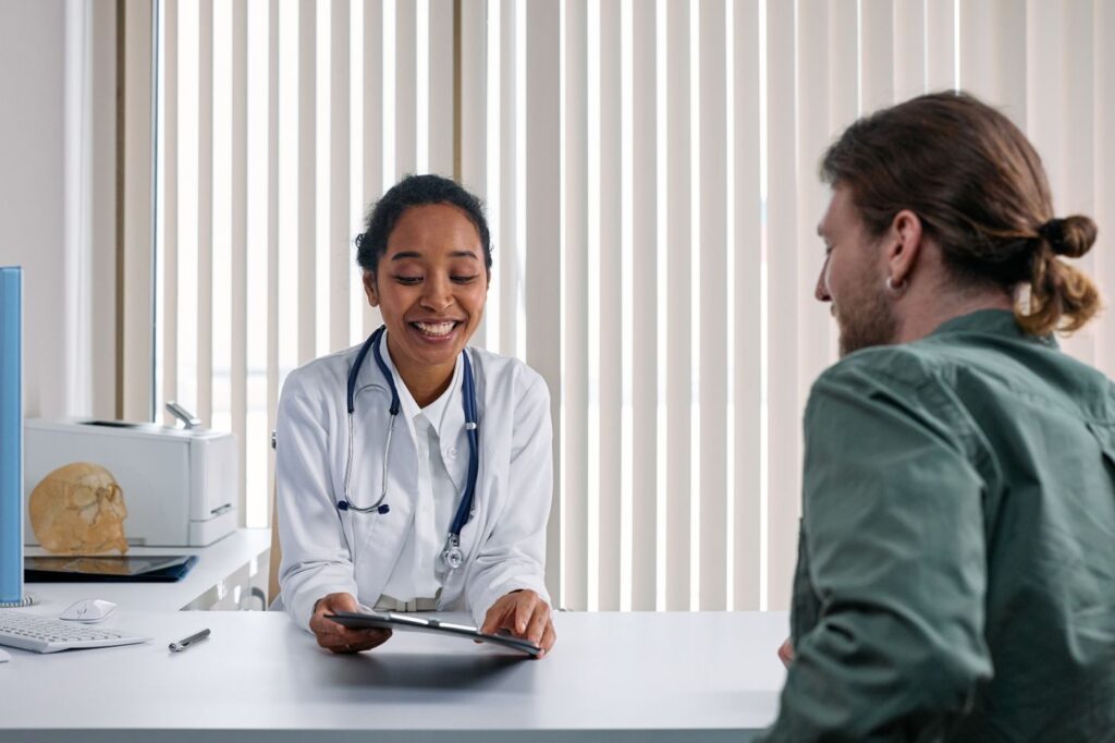 Médica conversando com paciente durante consulta