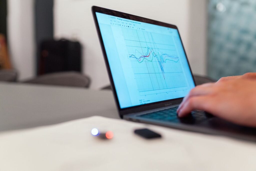 Laptop exibindo gráfico de análise de dados de site