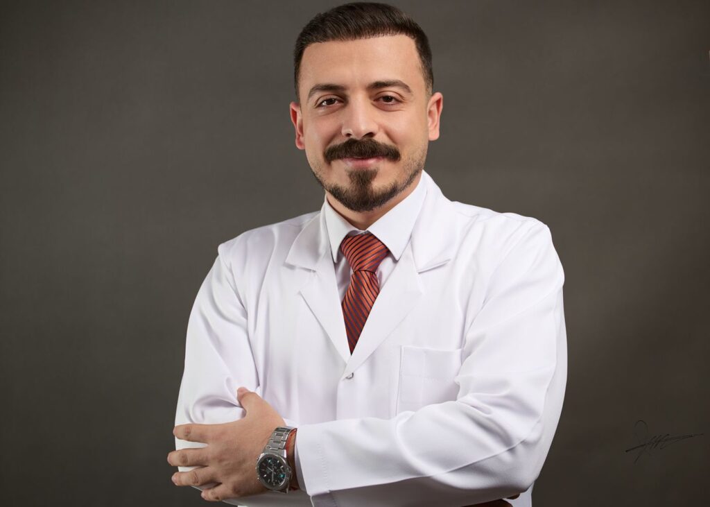 Retrato de médico sorrindo em consultório