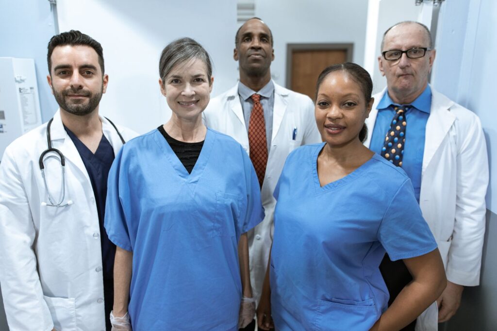 Equipe médica sorrindo reunida no hospital