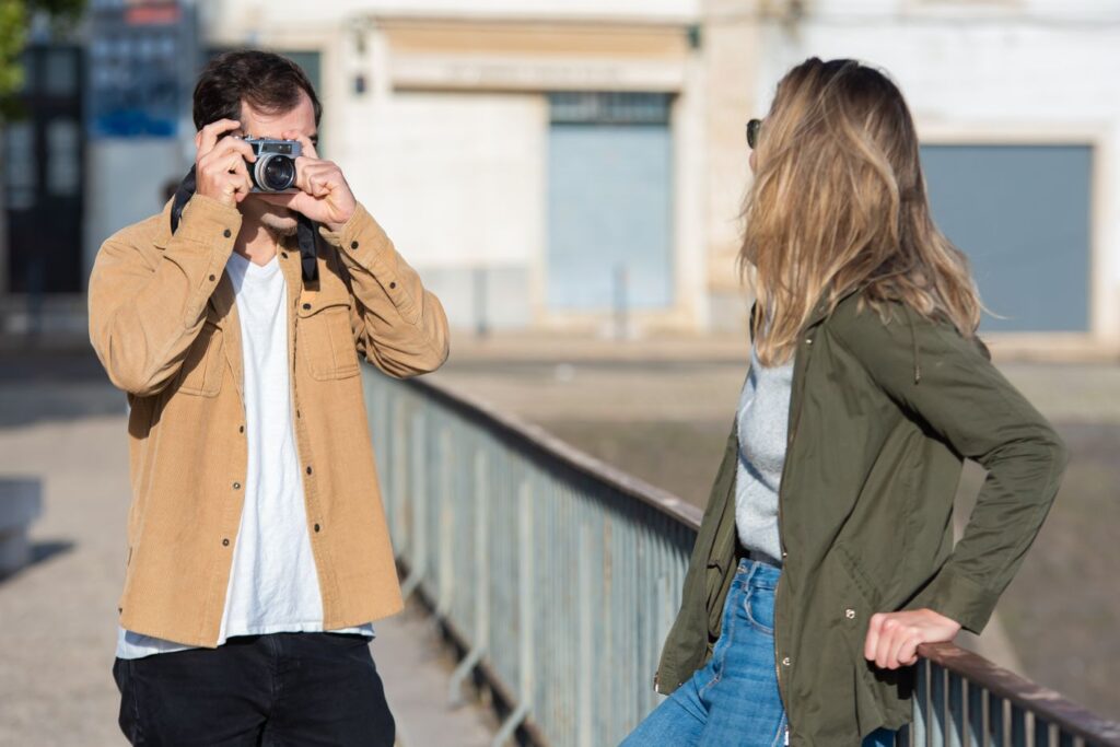 Sessão de fotos profissional com fotógrafo e retratada