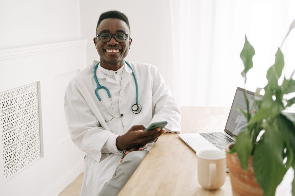 Médica gravando vídeo para redes sociais com celular