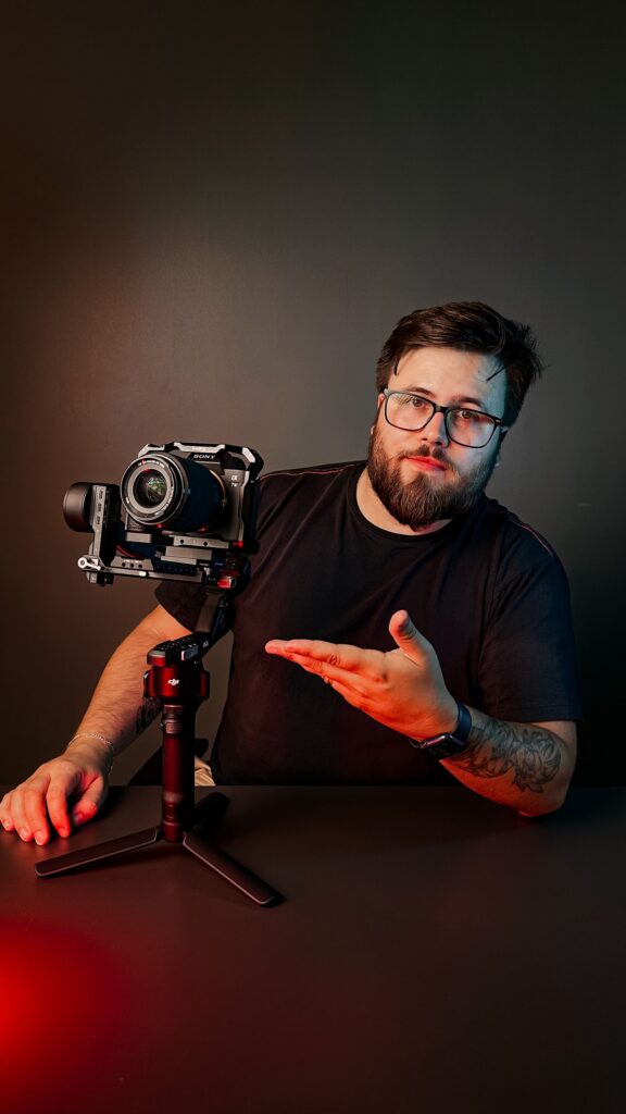 Produção de vídeo com câmera e estabilizador